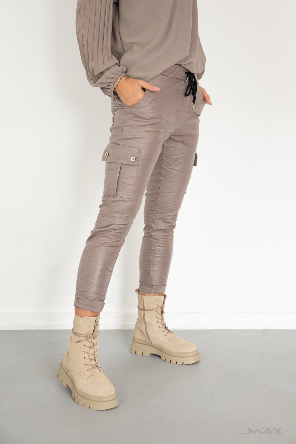 Cargo-Schlupfhose taupe in Lederoptik