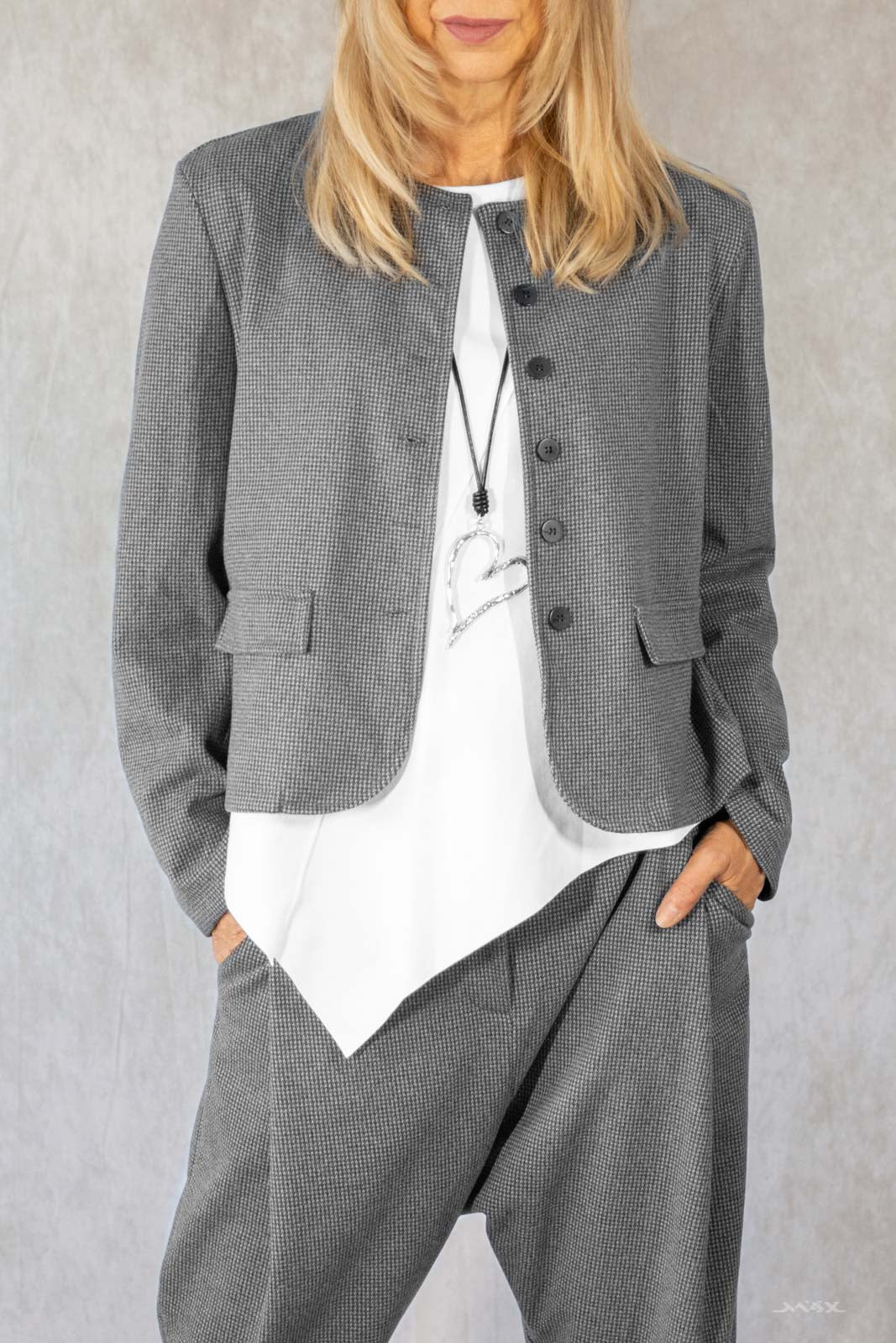 Jasje in grijze tweedmaat. Eén maat (38-44).