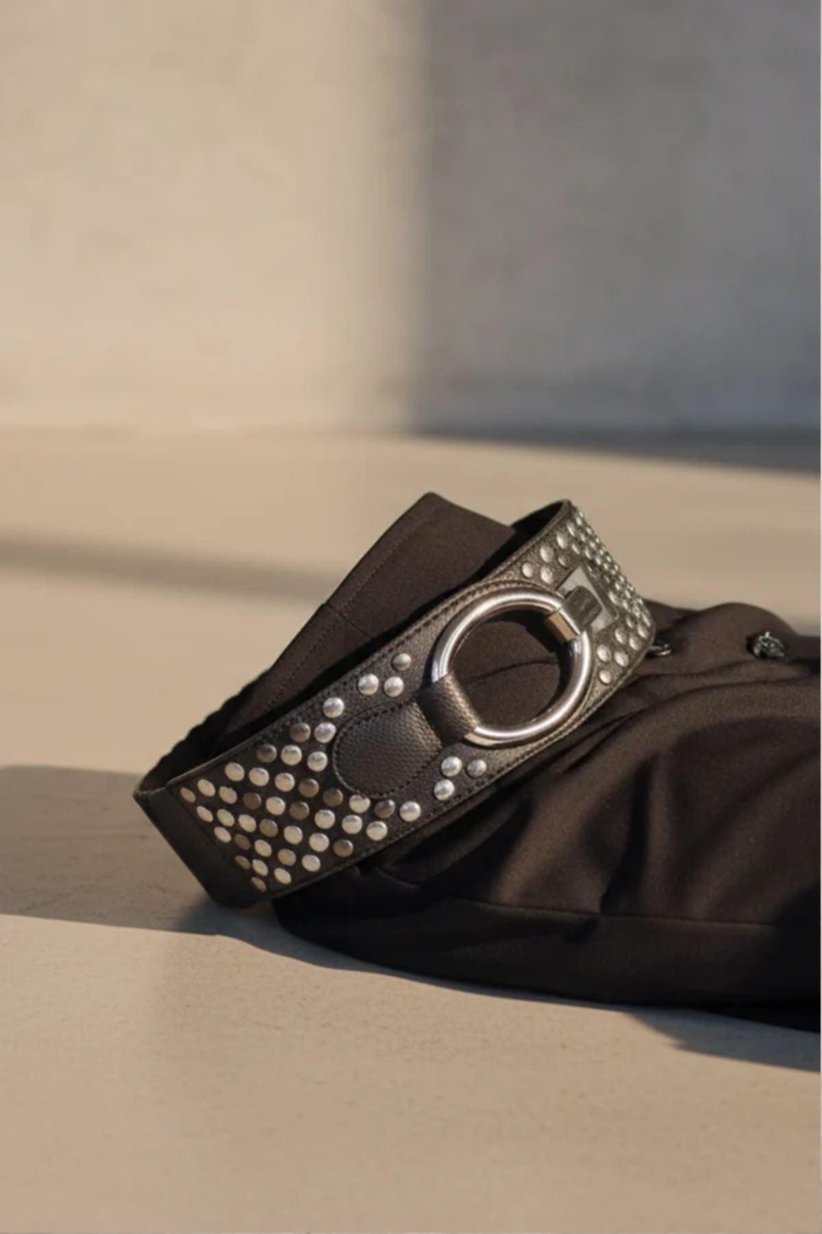 Zwarte stretchriem met studs en lamellen