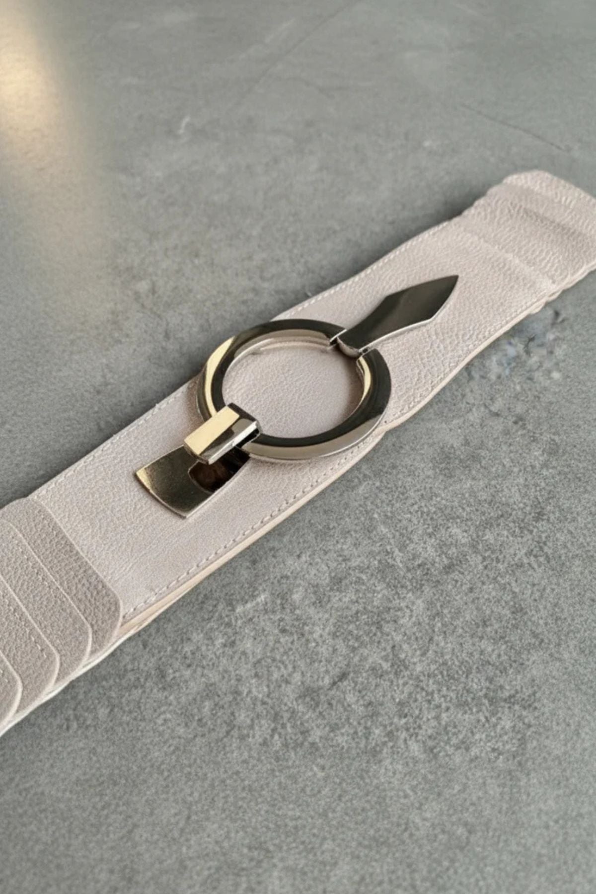 Stretch riem beige met lamellen